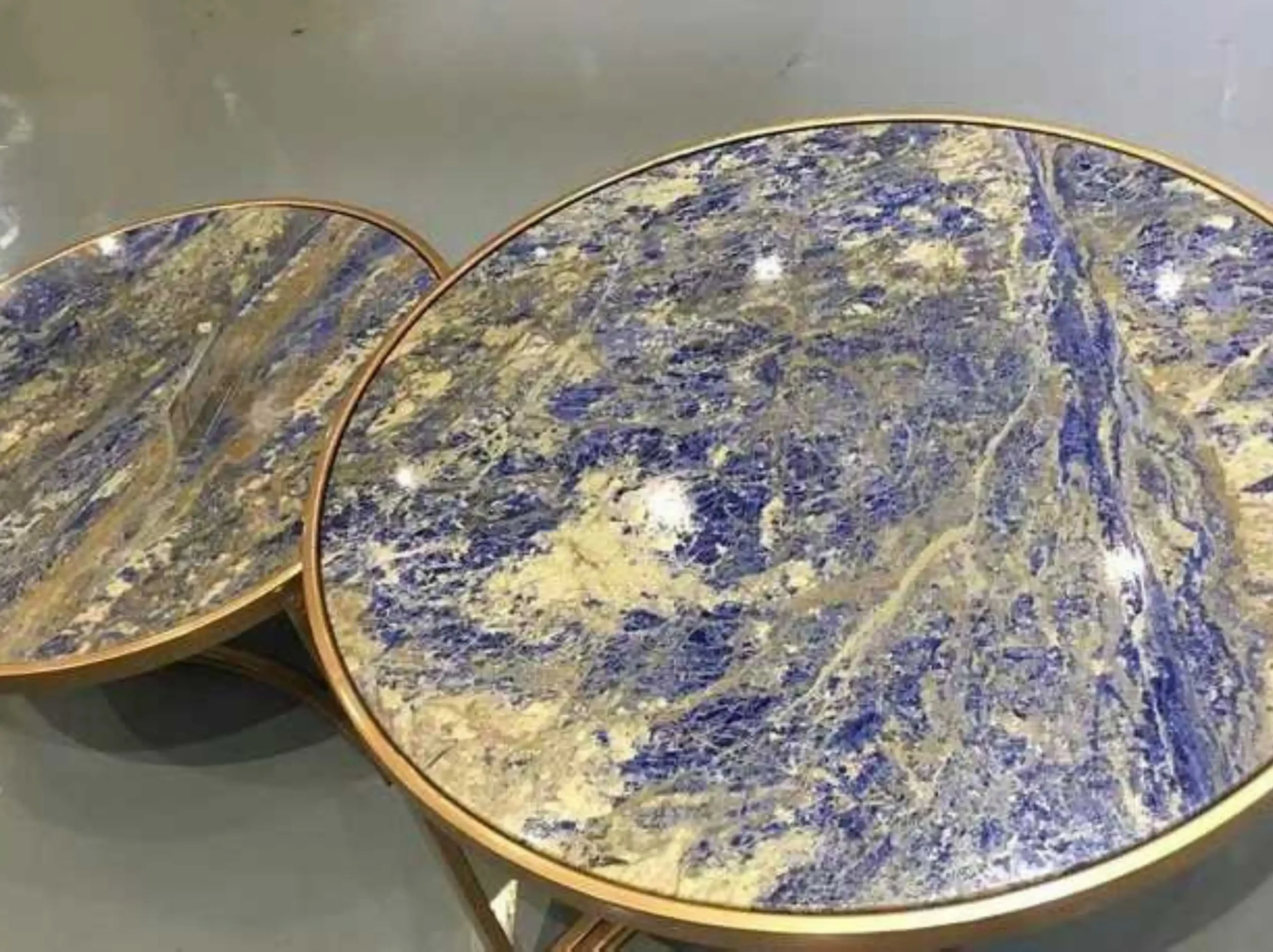 royal-blue-sodalite-marble-round-table-tops-02.webp royal blue sodalite marble round table tops with blue cream natural mineral pattern