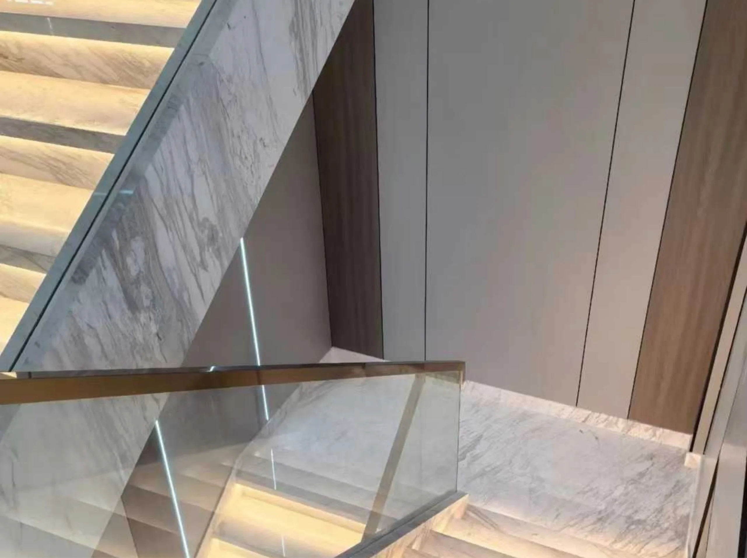 volakas-white-marble-floor-and-wall-application.webp Volakas White Marble floor and wall application in a luxury interior