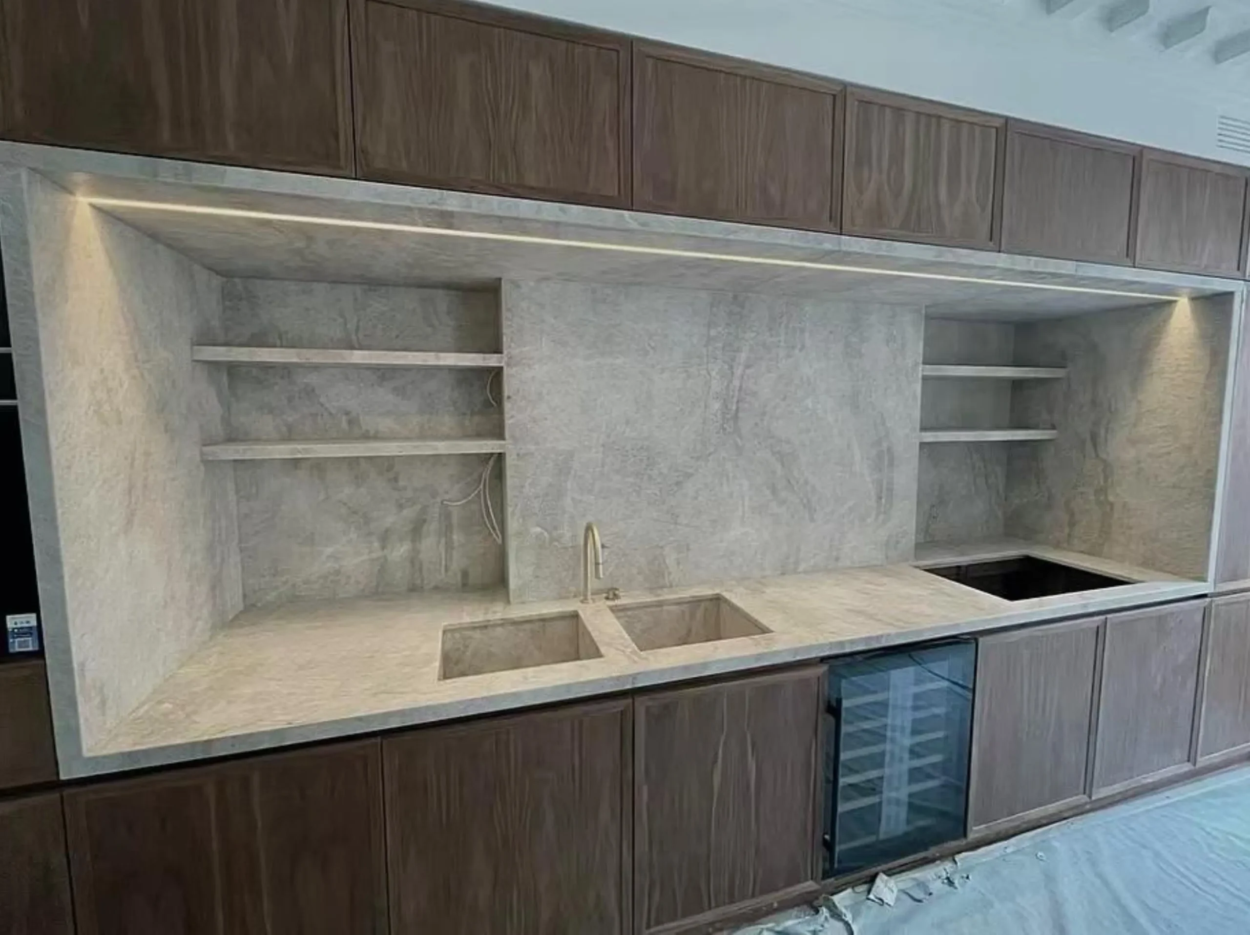 white-matira-quartzite-kitchen-countertop.webp White Matira Quartzite kitchen countertop with light crystalline veining