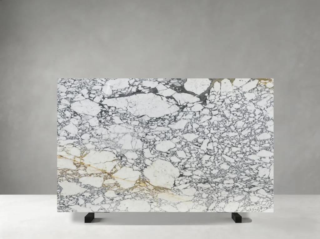 Marmo Arabescato Di Carrara full slab showing white, light grey, blue-grey and subtle beige tones with fragmented Arabescato fields with expressive grey veins and occasional warm mineral traces